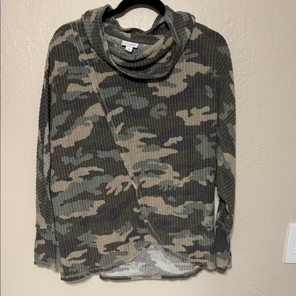 LuLaRoe Amber Hoodie Top Womens‎ Med Camo Waffle Knit Wrap Front Cowl Neck Green